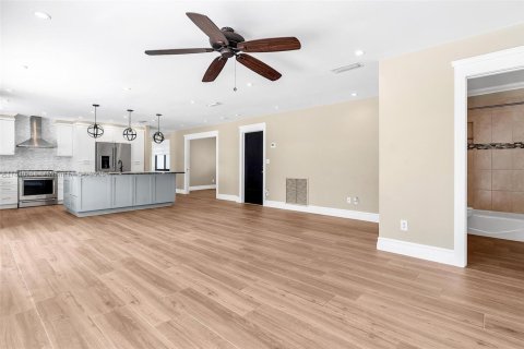 House in Miami, Florida 4 bedrooms, 189.8 sq.m. № 1802701 - photo 10