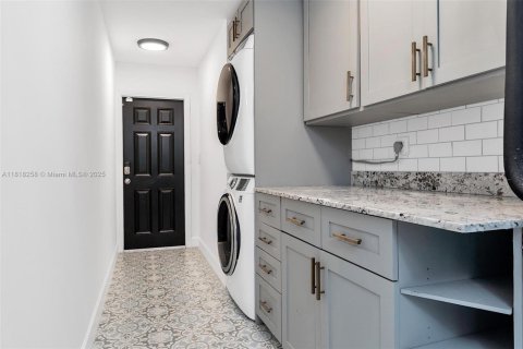 House in Miami, Florida 4 bedrooms, 189.8 sq.m. № 1802701 - photo 19