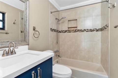 House in Miami, Florida 4 bedrooms, 189.8 sq.m. № 1802701 - photo 11
