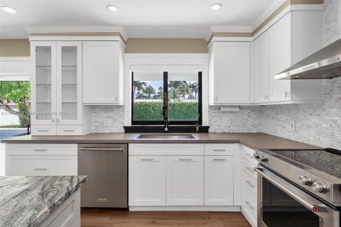 House in Miami, Florida 4 bedrooms, 189.8 sq.m. № 1802701 - photo 6