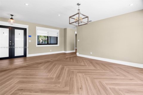 House in Miami, Florida 4 bedrooms, 189.8 sq.m. № 1802701 - photo 2