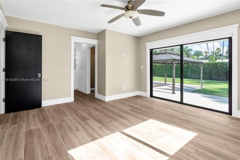 House in Miami, Florida 4 bedrooms, 189.8 sq.m. № 1802701 - photo 16