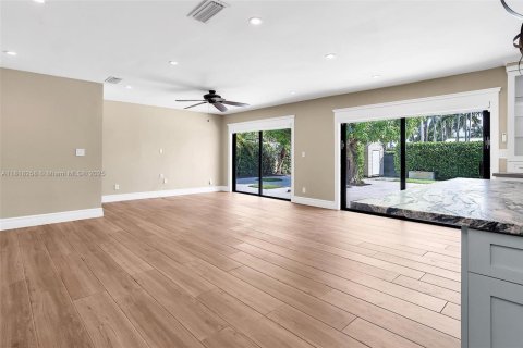 House in Miami, Florida 4 bedrooms, 189.8 sq.m. № 1802701 - photo 7