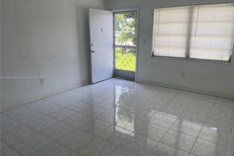 Condominio en alquiler en Miami Gardens, Florida, 1 dormitorio, 66.05 m2 № 1943478 - foto 3