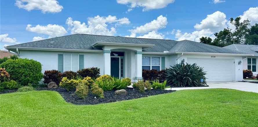 House in Venice, Florida 3 bedrooms, 210.24 sq.m. № 2238775