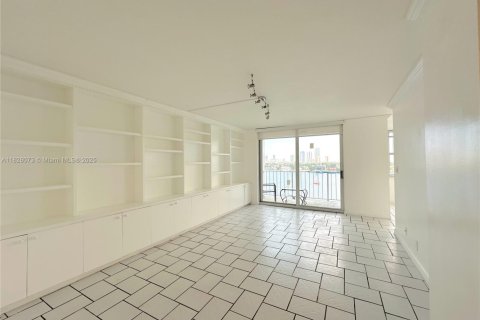 Condominio en alquiler en North Miami Beach, Florida, 1 dormitorio, 91.97 m2 № 2013572 - foto 3