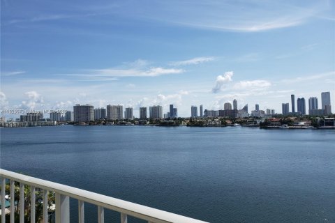Condominio en alquiler en North Miami Beach, Florida, 1 dormitorio, 91.97 m2 № 2013572 - foto 2
