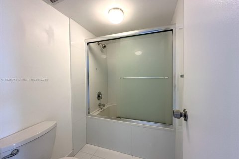 Condominio en alquiler en North Miami Beach, Florida, 1 dormitorio, 91.97 m2 № 2013572 - foto 11