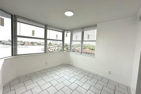 Condominio en alquiler en North Miami Beach, Florida, 1 dormitorio, 91.97 m2 № 2013572 - foto 4