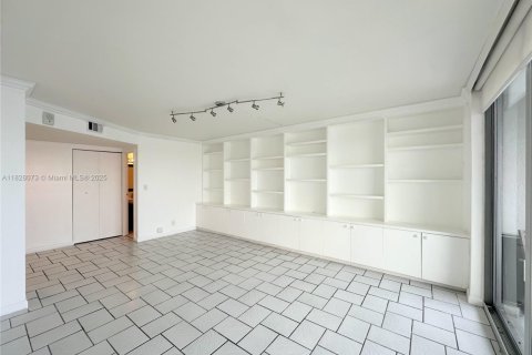 Condominio en North Miami Beach, Florida, 1 dormitorio  № 2013572