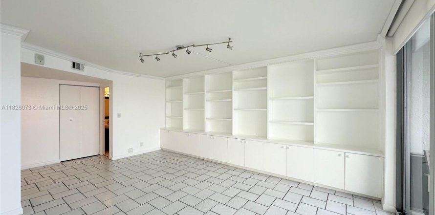 Condominio en North Miami Beach, Florida, 1 dormitorio  № 2013572