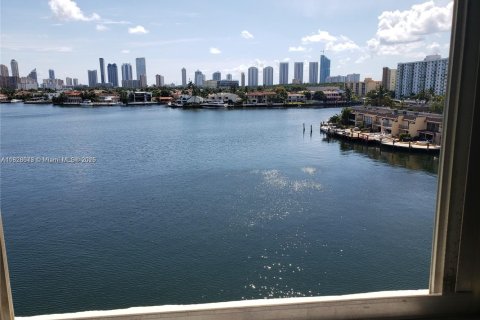 Condominio en alquiler en North Miami Beach, Florida, 1 dormitorio, 91.97 m2 № 2013572 - foto 5