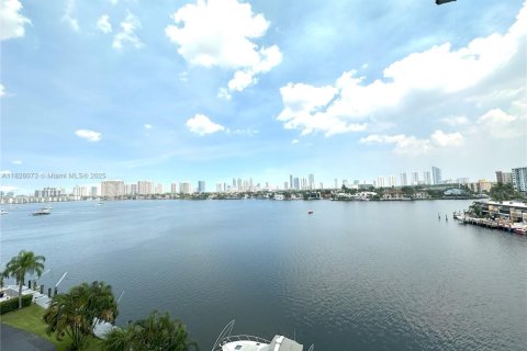 Condominio en alquiler en North Miami Beach, Florida, 1 dormitorio, 91.97 m2 № 2013572 - foto 12