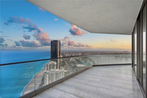 Condo in Sunny Isles Beach, Florida, 2 bedrooms  № 1868643 - photo 1