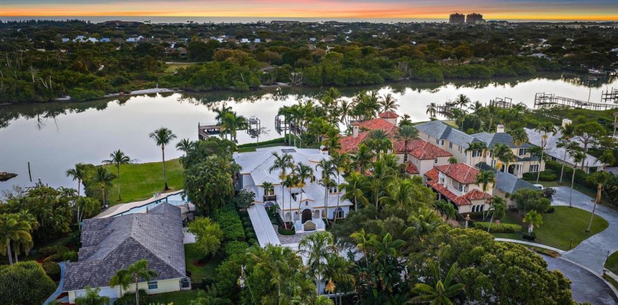 House in Palm Beach Gardens, Florida 5 bedrooms, 666.57 sq.m. № 2243376