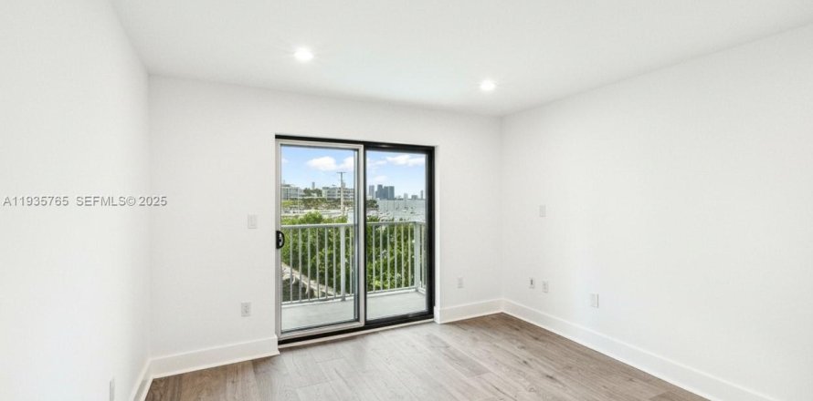 Condominio en Miami Beach, Florida, 1 dormitorio  № 1999444