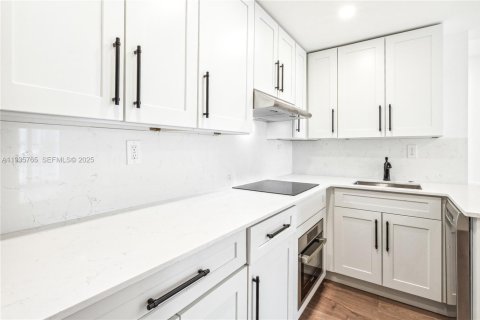 Condominio en venta en Miami Beach, Florida, 1 dormitorio, 61.32 m2 № 1999444 - foto 13