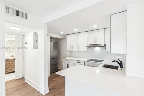 Condominio en venta en Miami Beach, Florida, 1 dormitorio, 61.32 m2 № 1999444 - foto 3