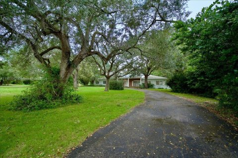 Купить виллу или дом в Хомстед, Флорида 4 спальни, 392.98м2, № 1955047 - фото 12