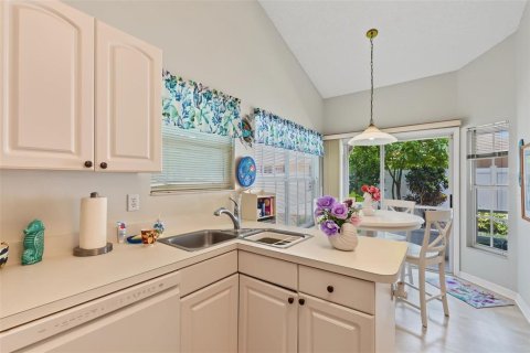 Townhouse in Clearwater, Florida 4 bedrooms, 179.12 sq.m. № 2351872 - photo 16