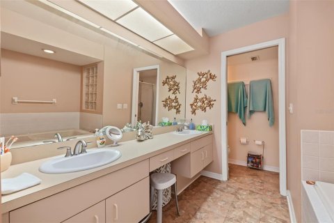 Townhouse in Clearwater, Florida 4 bedrooms, 179.12 sq.m. № 2351872 - photo 22