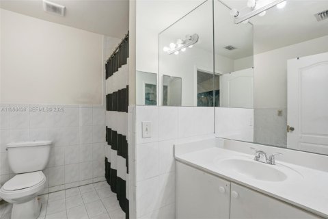 Townhouse in Hialeah, Florida 3 bedrooms, 117.15 sq.m. № 2058407 - photo 7