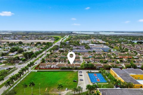 Townhouse in Hialeah, Florida 3 bedrooms, 117.15 sq.m. № 2058407 - photo 13