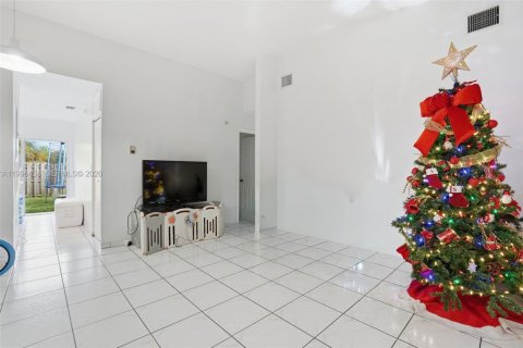 Townhouse in Hialeah, Florida 3 bedrooms, 117.15 sq.m. № 2058407 - photo 3
