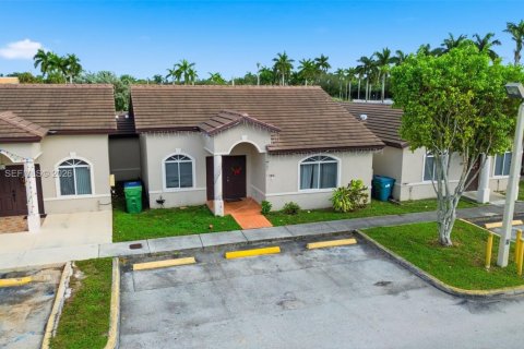 Townhouse in Hialeah, Florida 3 bedrooms, 117.15 sq.m. № 2058407 - photo 2