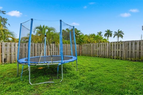 Townhouse in Hialeah, Florida 3 bedrooms, 117.15 sq.m. № 2058407 - photo 11