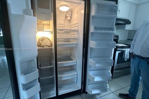 House in Hollywood, Florida 3 bedrooms, 107.95 sq.m. № 2042991 - photo 17