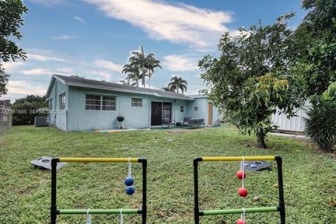 House in Hollywood, Florida 3 bedrooms, 107.95 sq.m. № 2042991 - photo 11