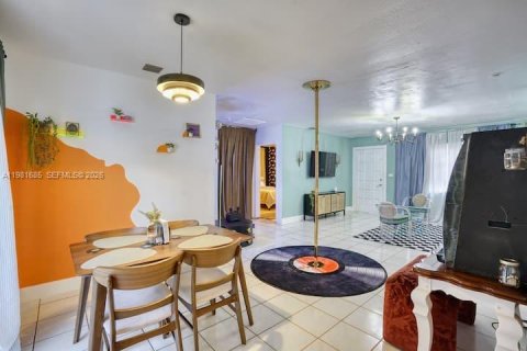 House in Hollywood, Florida 3 bedrooms, 107.95 sq.m. № 2042991 - photo 6