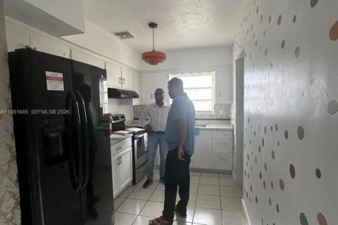 House in Hollywood, Florida 3 bedrooms, 107.95 sq.m. № 2042991 - photo 15