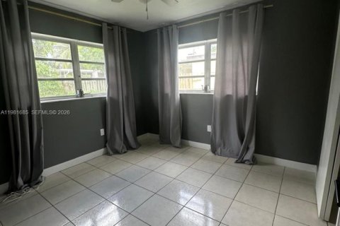 House in Hollywood, Florida 3 bedrooms, 107.95 sq.m. № 2042991 - photo 4