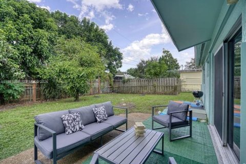 House in Hollywood, Florida 3 bedrooms, 107.95 sq.m. № 2042991 - photo 10