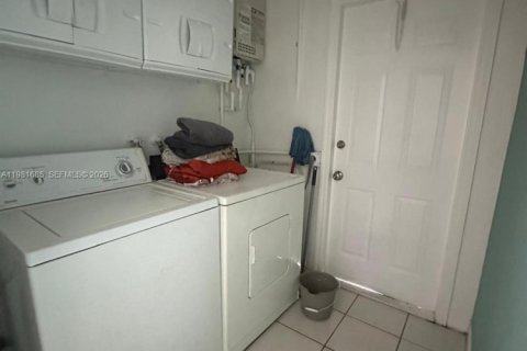 House in Hollywood, Florida 3 bedrooms, 107.95 sq.m. № 2042991 - photo 14