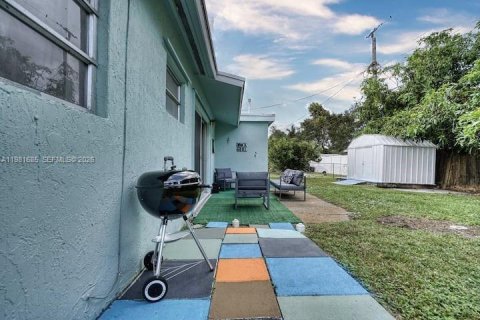 House in Hollywood, Florida 3 bedrooms, 107.95 sq.m. № 2042991 - photo 12