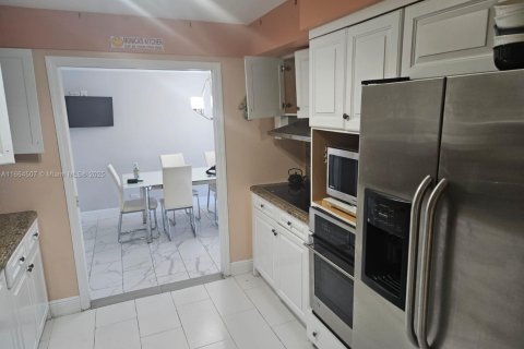 Купить кондоминиум в Майами, Флорида 3 спальни, 181.16м2, № 1957864 - фото 16