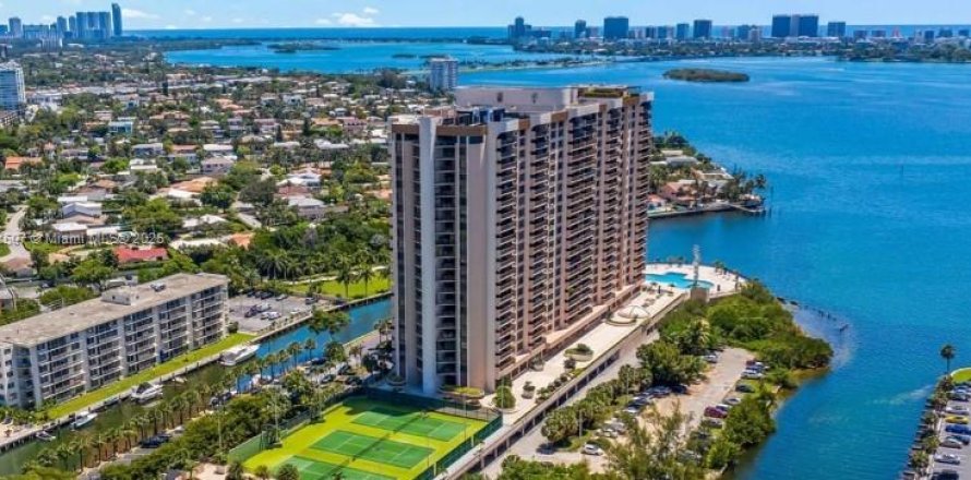 Кондоминиум с 3 спальнями в Майами, Флорида № 1957864