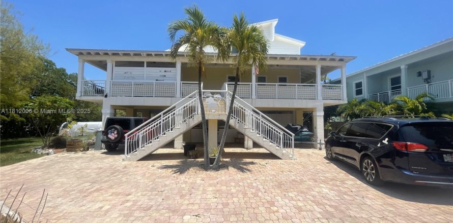 House in Key Largo, Florida 3 bedrooms, 195.09 sq.m. № 1869946