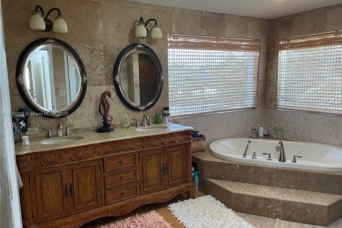 House in Key Largo, Florida 3 bedrooms, 195.09 sq.m. № 1869946 - photo 10