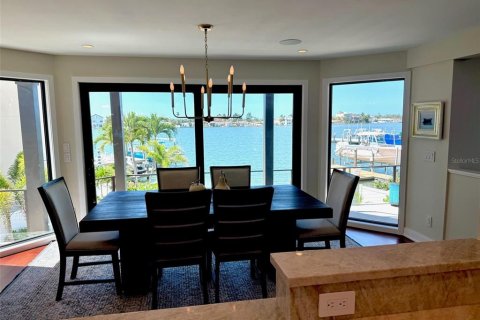 House in Saint Pete Beach, Florida 4 bedrooms, 269.42 sq.m. № 1819577 - photo 18
