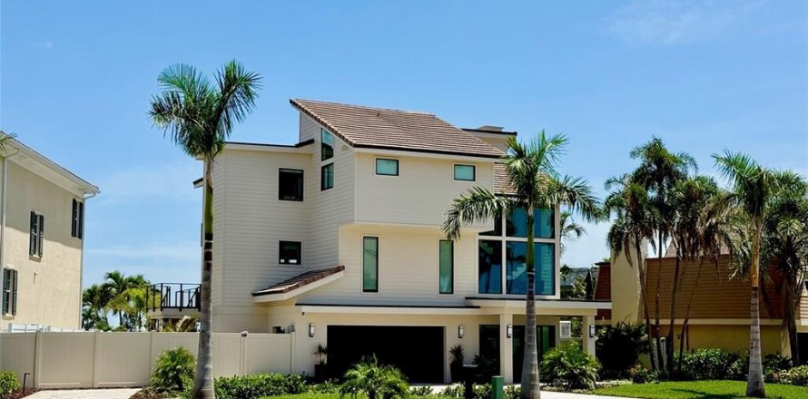 House in Saint Pete Beach, Florida 4 bedrooms, 269.42 sq.m. № 1819577