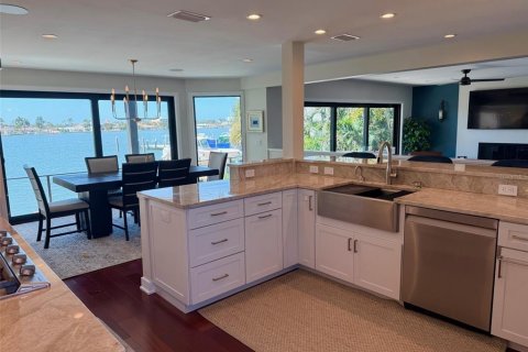 House in Saint Pete Beach, Florida 4 bedrooms, 269.42 sq.m. № 1819577 - photo 17