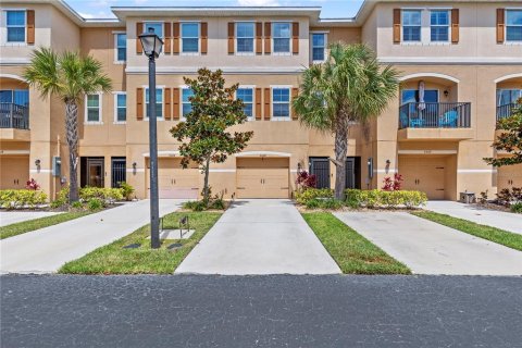 Townhouse in New Port Richey, Florida 2 bedrooms, 140.19 sq.m. № 2101232 - photo 2