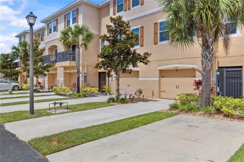 Townhouse in New Port Richey, Florida 2 bedrooms, 140.19 sq.m. № 2101232 - photo 3