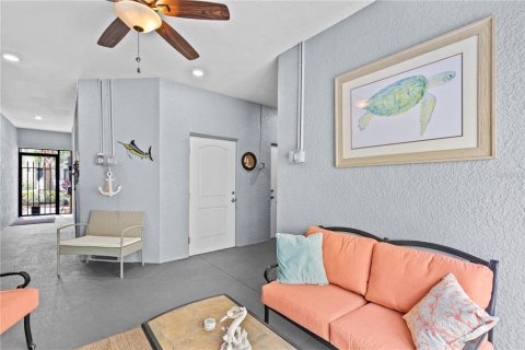 Townhouse in New Port Richey, Florida 2 bedrooms, 140.19 sq.m. № 2101232 - photo 5