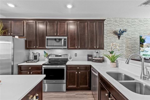 Townhouse in New Port Richey, Florida 2 bedrooms, 140.19 sq.m. № 2101232 - photo 13