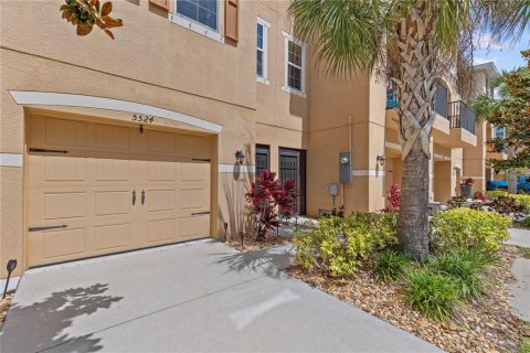 Townhouse in New Port Richey, Florida 2 bedrooms, 140.19 sq.m. № 2101232